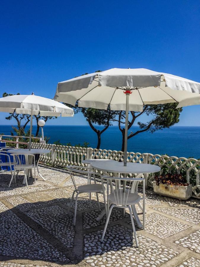 Bed and Breakfast Sea View Sirolo Di Amedeo Exterior foto