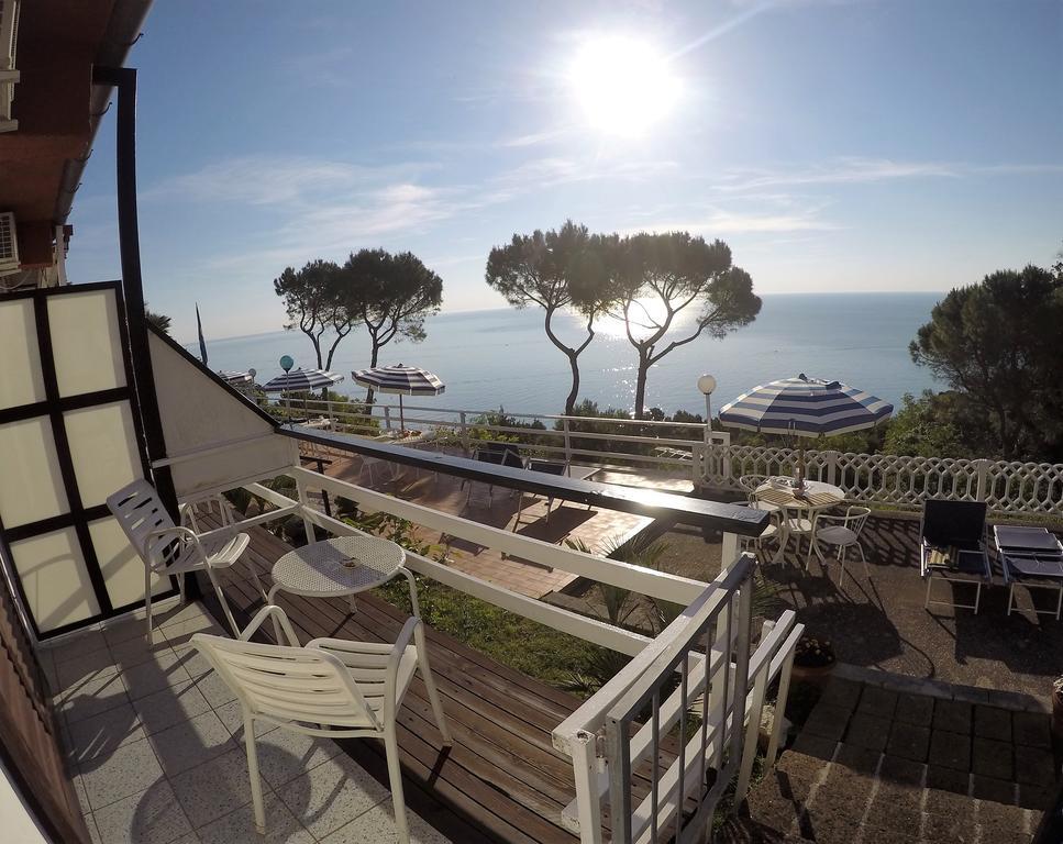 Bed and Breakfast Sea View Sirolo Di Amedeo Exterior foto